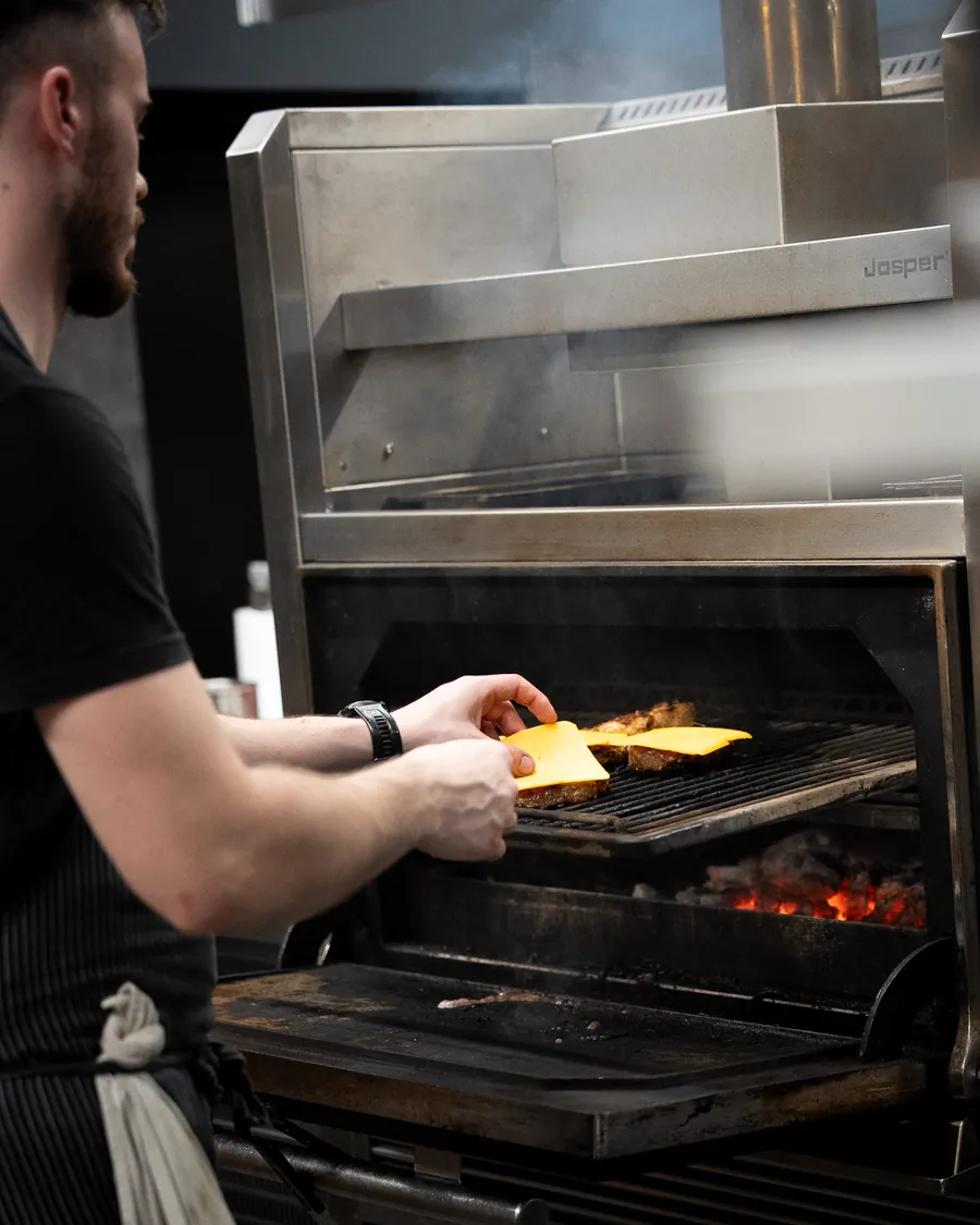 Šéfkuchař u grilu Josper