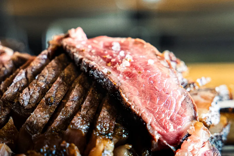 Krájený stařený steak z grilu
