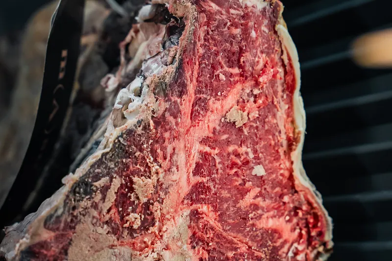 T-bone steak na grilu