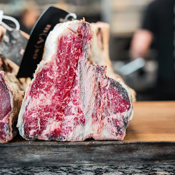 Stařené steaky ve zrací lednici
